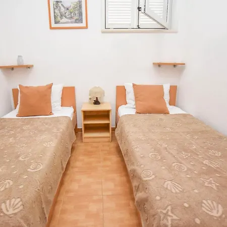 公寓 & Mobile Homes Ivas Pakoštane