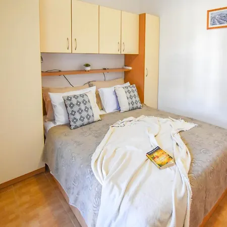 & Mobile Homes Ivas 아파트