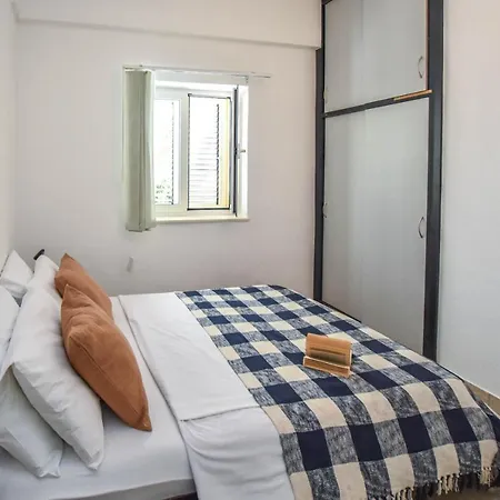 & Mobile Homes Ivas Apartment *